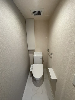 【トイレ】 | グリーンハイツB | トイレは温水洗浄便座付き♪人気のバストイレ別です♪小物を置ける便利な棚やタオルハンガーも付いています♪