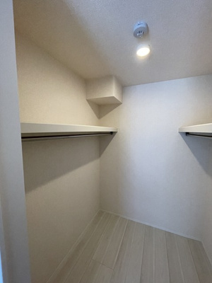 【収納】 | グリーンハイツB | 洋室6.5帖のお部屋にあるウォークインクローゼットです♪お洋服をたくさんお持ちの方でも安心の収納力です◎