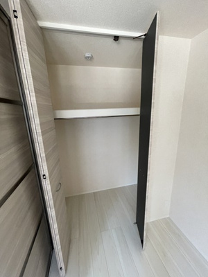 【収納】 | グリーンハイツB | 洋室3帖のお部屋にあるクローゼットです♪大切なお洋服もしわにならないようにハンガーがけができます☆