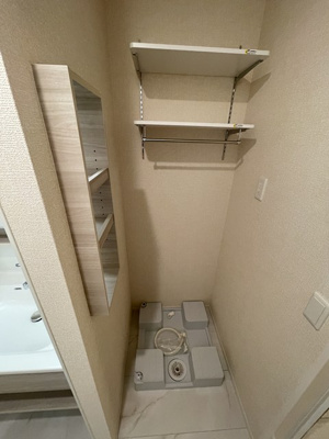 【設備】 | グリーンハイツB | 洗面所内、独立洗面台横にある室内洗濯機置き場です♪防水パンが付いているので万が一の漏水にも安心です！上部には便利な収納棚付き♪