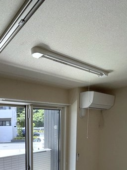 【設備】 | グリーンハイツB | リビングダイニングキッチンにある室内物干しです！雨の日やお出掛け時の室内干しにとても便利☆花粉や梅雨の時期に重宝しますね♪