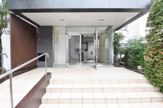 【エントランス】 | オートロックを備えた、マンションのエントランス。やはりセキュリティの観点は欠かすことができません。皆様を“安全”に送り出し、出迎えてくれます。～即日のご見学可能～　お問合せはお気軽にどうぞ。