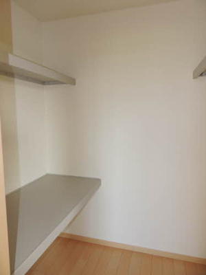 【収納】 | メゾン・ボヌール ** A棟 | 【メゾン・ボヌール A棟 】ウォークインクローゼットで床がフラットなのでキャスター付きボックスが利用できて衣替えも簡単です。