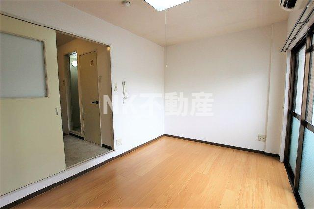 【居間・リビング】 | ポプルスONE（高井田賃貸） | 洋室です