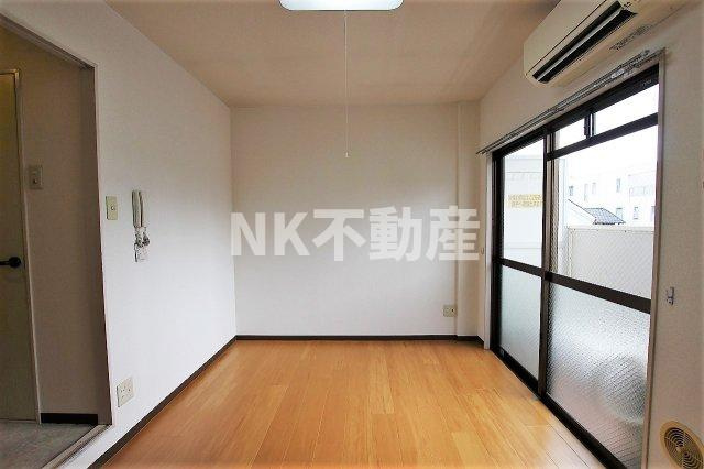 【居間・リビング】 | ポプルスONE（高井田賃貸） | 洋室です