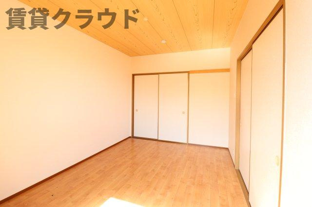 パークメゾン　Ａの洋室|ゆとりのあるエントランスです