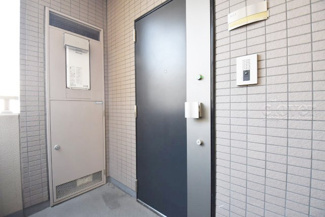 【その他共用部分】 | ダブルロック式の玄関ドアが皆様をお出迎え。お部屋のセキュリティの観点からも、うれしい設備ですね。玄関の色もシックで良い感じです。～即日のご見学可能～　お問合せはお気軽にどうぞ。