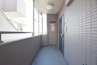 【その他共用部分】 | 共用廊下です。ここもきれいに清掃されています。周囲のお部屋の様子も、ぜひ伺ってみてください。～即日のご見学可能～　お問合せはお気軽にどうぞ。