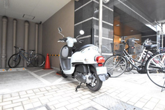 【駐車場】 | バイク置き場。空き区画の有無や駐輪料金、サイズおよび排気量規定などについては、改めてお問い合わせください。～即日のご見学可能～　お問合せはお気軽にどうぞ。
