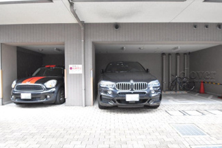 【駐車場】 | 屋根付きの駐車場スペース。空きの有無や駐車料金、サイズ規定などについては、改めてお問い合わせください。～即日のご見学可能～　お問合せはお気軽にどうぞ。