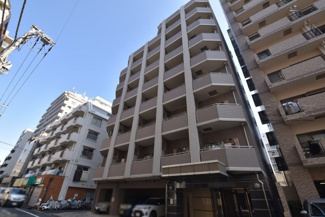 【外観】 | 私たち不動産業スタッフは、よく「いい面構えの建物です」「雰囲気ありますねえ」という言葉を使いますが、当マンションもまさにそのような姿で佇んでいます。～即日のご見学可能～　お問合せはお気軽にどうぞ。