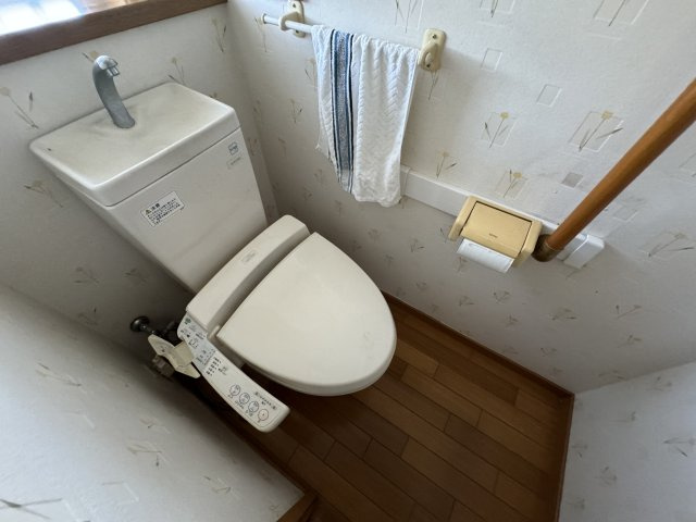 栄町戸建のトイレ