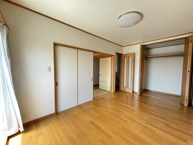 栄町戸建の洋室