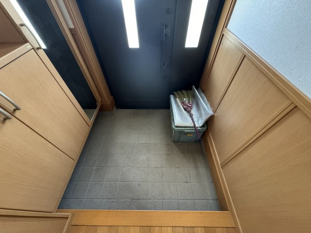 栄町戸建の玄関