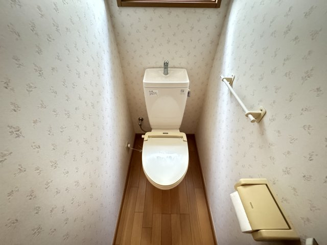 栄町戸建のトイレ