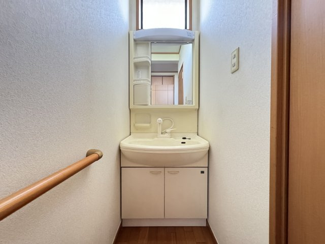 栄町戸建の洗面所