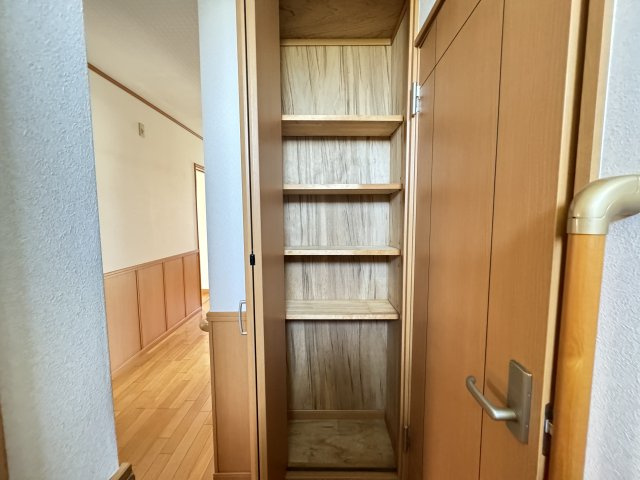 栄町戸建の収納