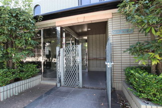 重厚感のある建物入口