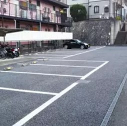 レオパレスローズの駐車場