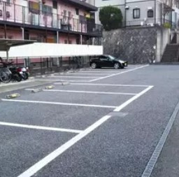 レオパレスローズの駐車場