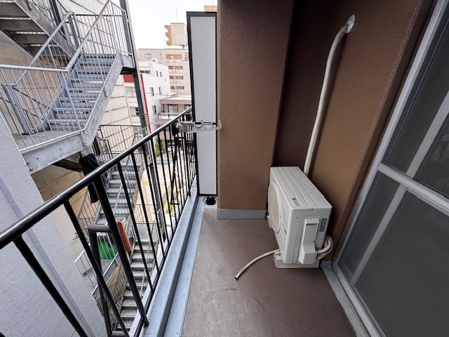 フジウラビルのバルコニー|開放的で明るい空間を演出してくれるバルコニーです