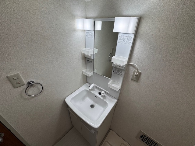 フジウラビルの洗面所|明るい洗面所です