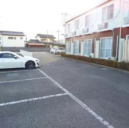 レオパレス鳳仙花の駐車場
