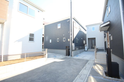【前面道路含む現地写真】 | 三郷市花和田 全7棟　3号棟 | 前面道路含む現地写真です