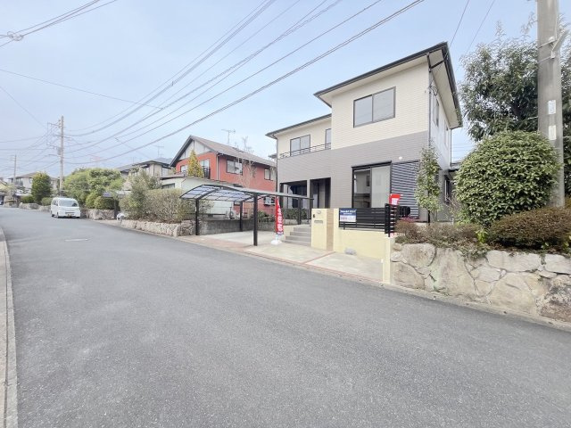 美鈴が丘３丁目戸建ての前面道路含む現地写真