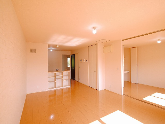 グランパルクⅡの居間・リビング|明るい色調の室内です