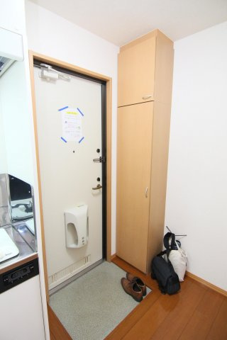 アンビシャス日吉の玄関|別部屋の参考写真です。