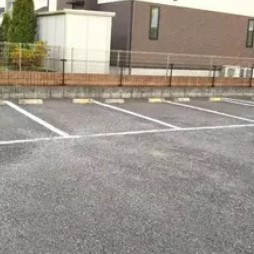 レオパレスエントピアの駐車場