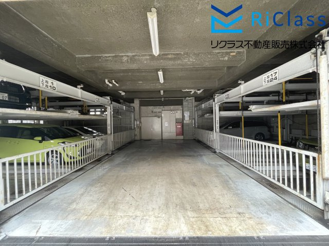 ロイヤルシャトー長者町の駐車場