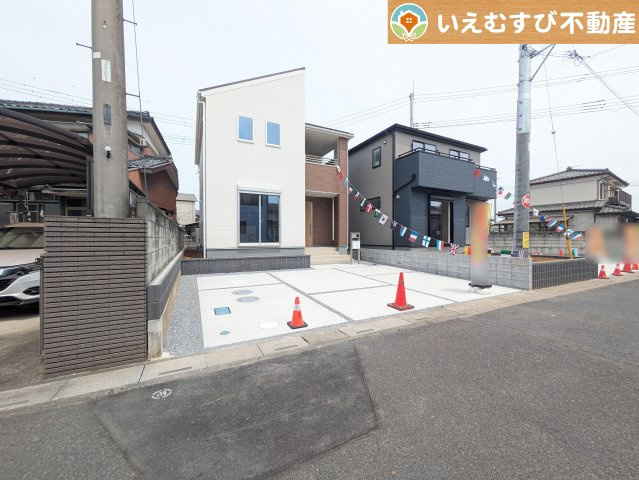 Livele Garden.S　羽生南羽生の駐車場|並列3台駐車可能なゆとりのカースペース
複数台車をお持ちでも、お友達が遊びに来てもゆとりの駐車スペース！