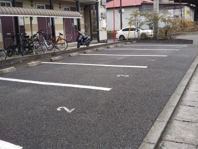 レオパレスさくら坂の駐車場