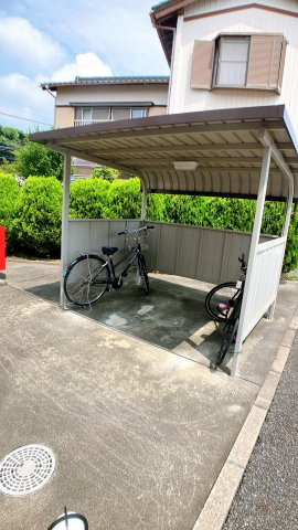 ハピネス　アイの駐車場
