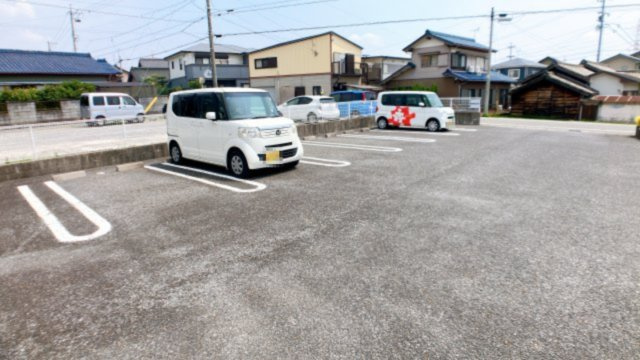 ハピネス　アイの駐車場