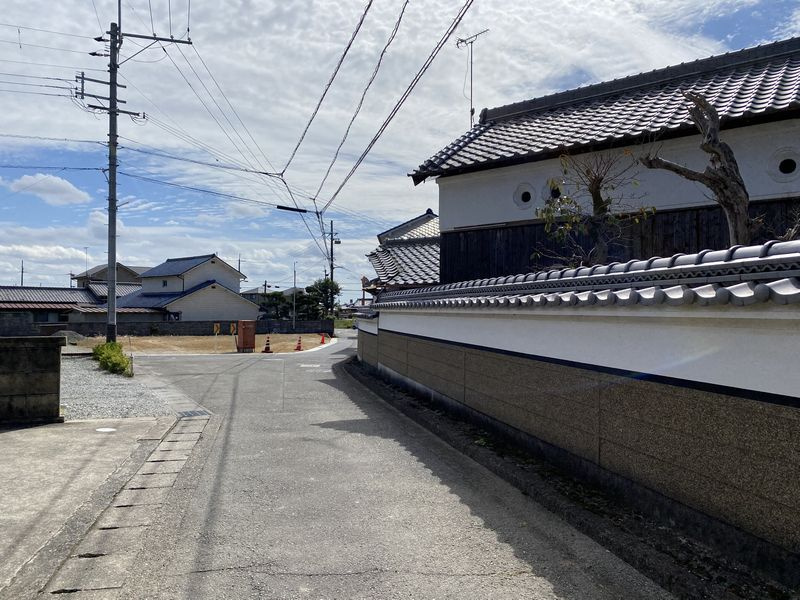 加西市西野々町 土地（古家付）の前面道路含む現地写真