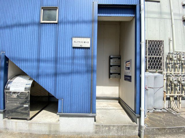 クレフラスト緑ヶ丘のエントランス