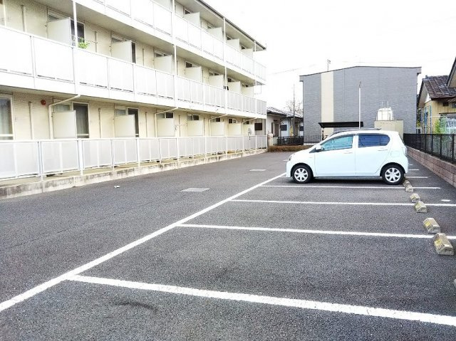 レオパレスイーストビレッジ2の駐車場