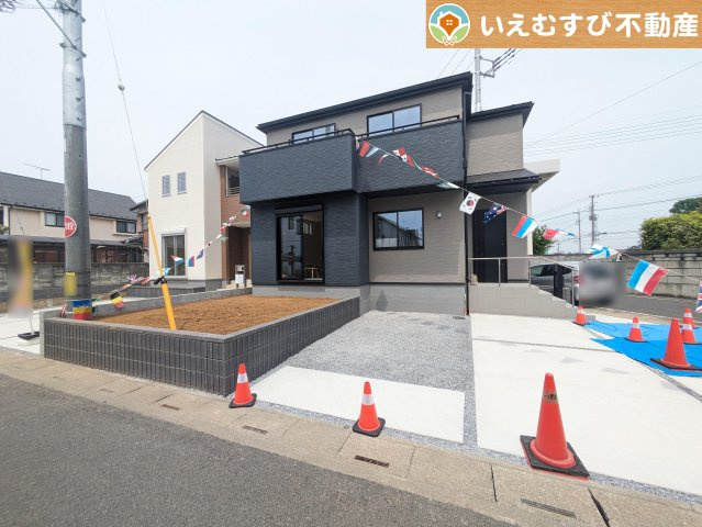 Livele Garden.S　羽生南羽生の駐車場|並列3台駐車可能なゆとりのカースペース
複数台車をお持ちでも、お友達が遊びに来てもゆとりの駐車スペース！