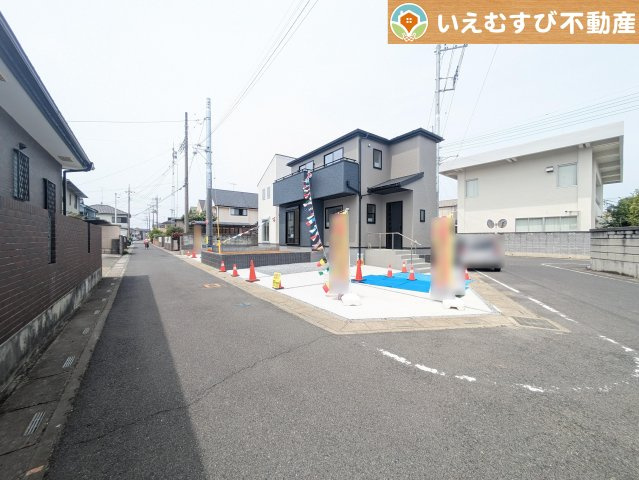 Livele Garden.S　羽生南羽生の前面道路含む現地写真|三方角地で開放的
ゆとりの広さの前面道路でお車の出し入れ楽々♪三方角地で日当り良好！