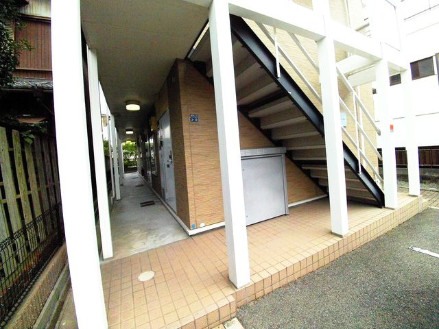 レオパレスアルカディア畑原のエントランス