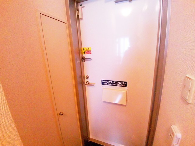レオパレスアルカディア畑原の玄関