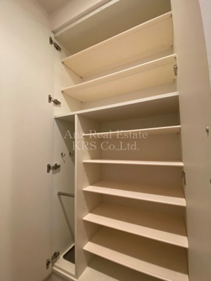 【設備】 | エス・キュート京町堀 | 玄関には収納力のある天井高シューズボックスがあります！