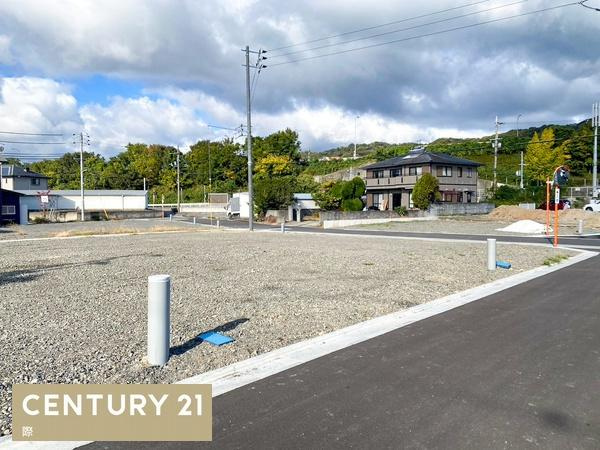 和歌山市府中分譲地 29号地の前面道路含む現地写真|小学校徒歩約12分!スーパーまで車で約5分!
小さなお子さまがいるご家族がたくさん住んでいるため、子育てには安心の環境です!