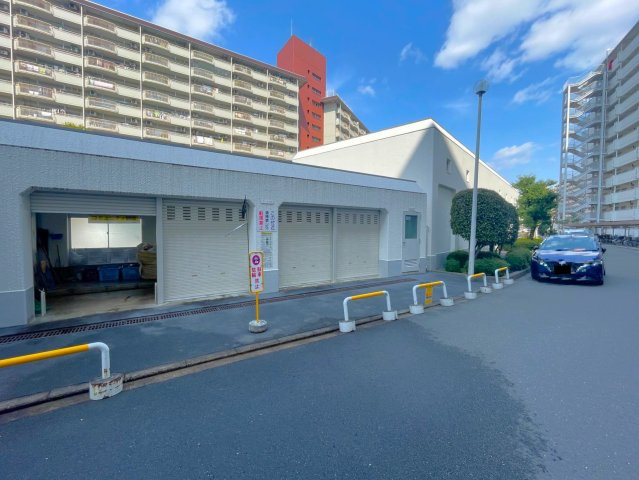 令和６年１月フルリノベーション済み☆１１階建の最上階南向き３LDK☆向島ニュータウン第３街区C棟のその他共用部分|ゴミ収集所