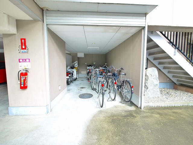 富士ビルのその他共用部分|ゆったりとした駐輪スペース。