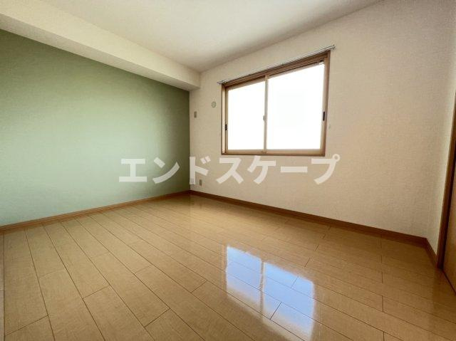 ファミーユ の洋室|高崎、前橋、伊勢崎エリアのお部屋探しはエンドスケープまで！お客様の理想お聞かせ下さい♪
クロスの色が異なる場合があります。