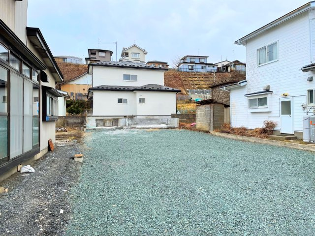 八戸市大字白銀町字大沢片平1-14の駐車場
